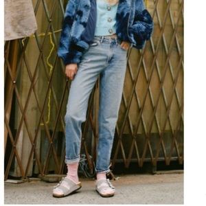 BDG High-Waisted Mom Jean – Light Wash